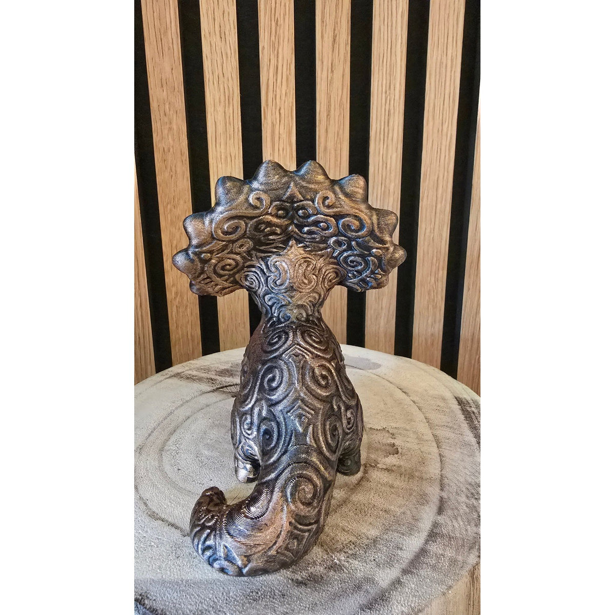 Triceratops beeldje – Mystiek dinosaurus decoratiestuk in bronslook (12 cm) - Het Oekedoeleke