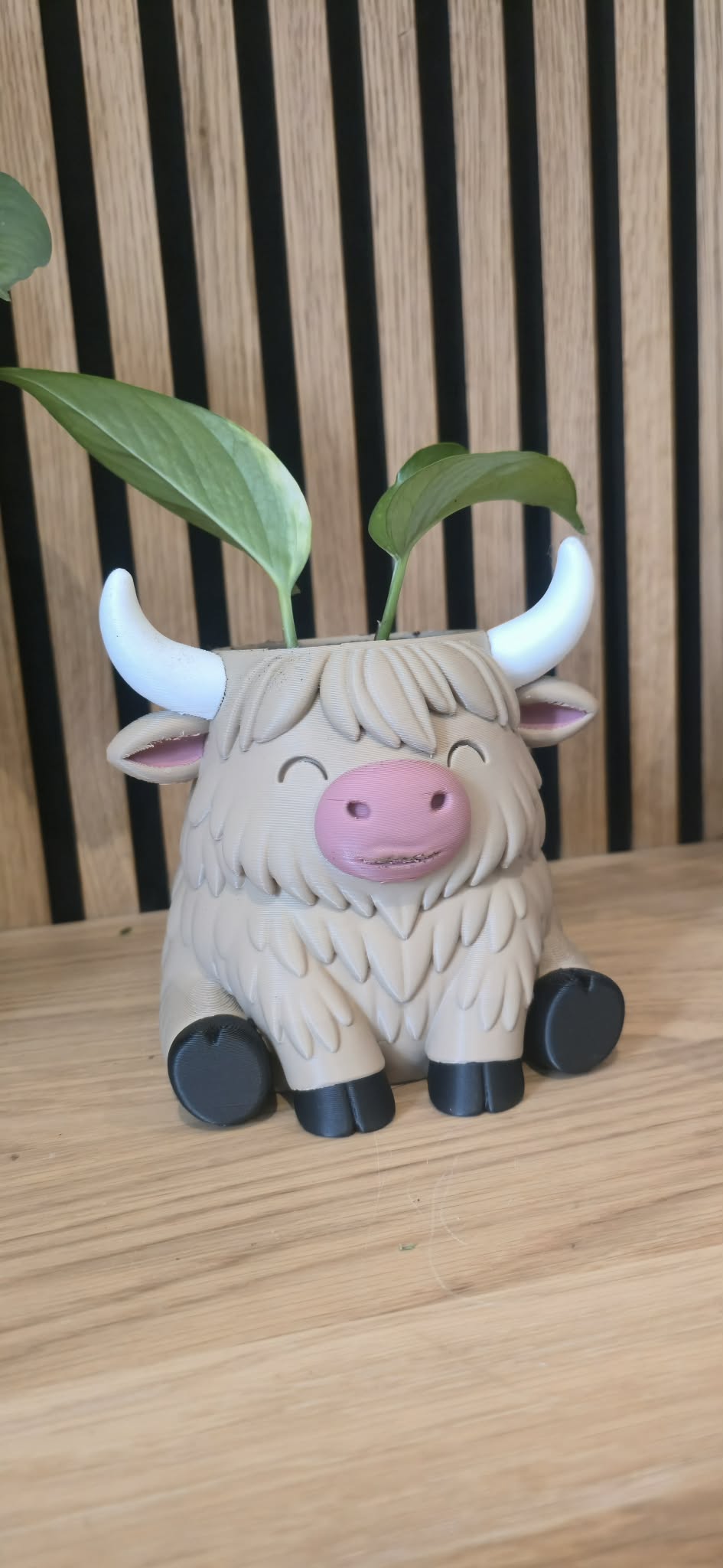 Highland Cow bloempot zijaanzicht met plant