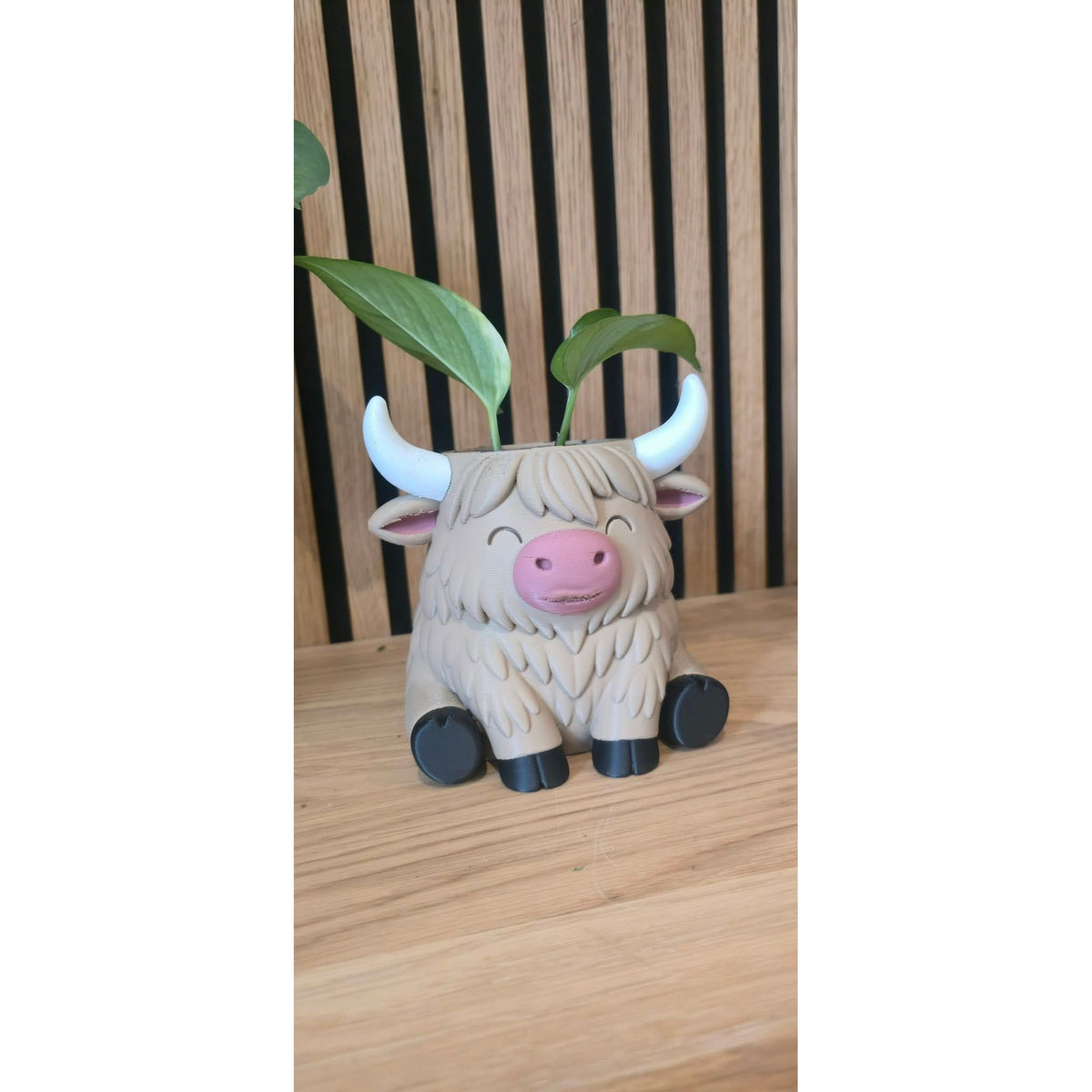 Highland Cow bloempot zijaanzicht met plant