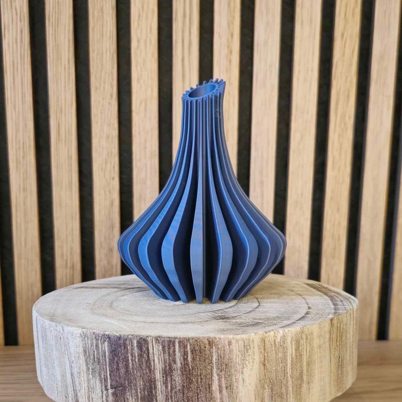 Emerald Elegance Vaas - 3D Geprint met Verticale Ribbels - Het Oekedoeleke