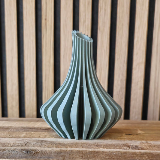 Emerald Elegance Vaas - 3D Geprint met Verticale Ribbels - Het Oekedoeleke