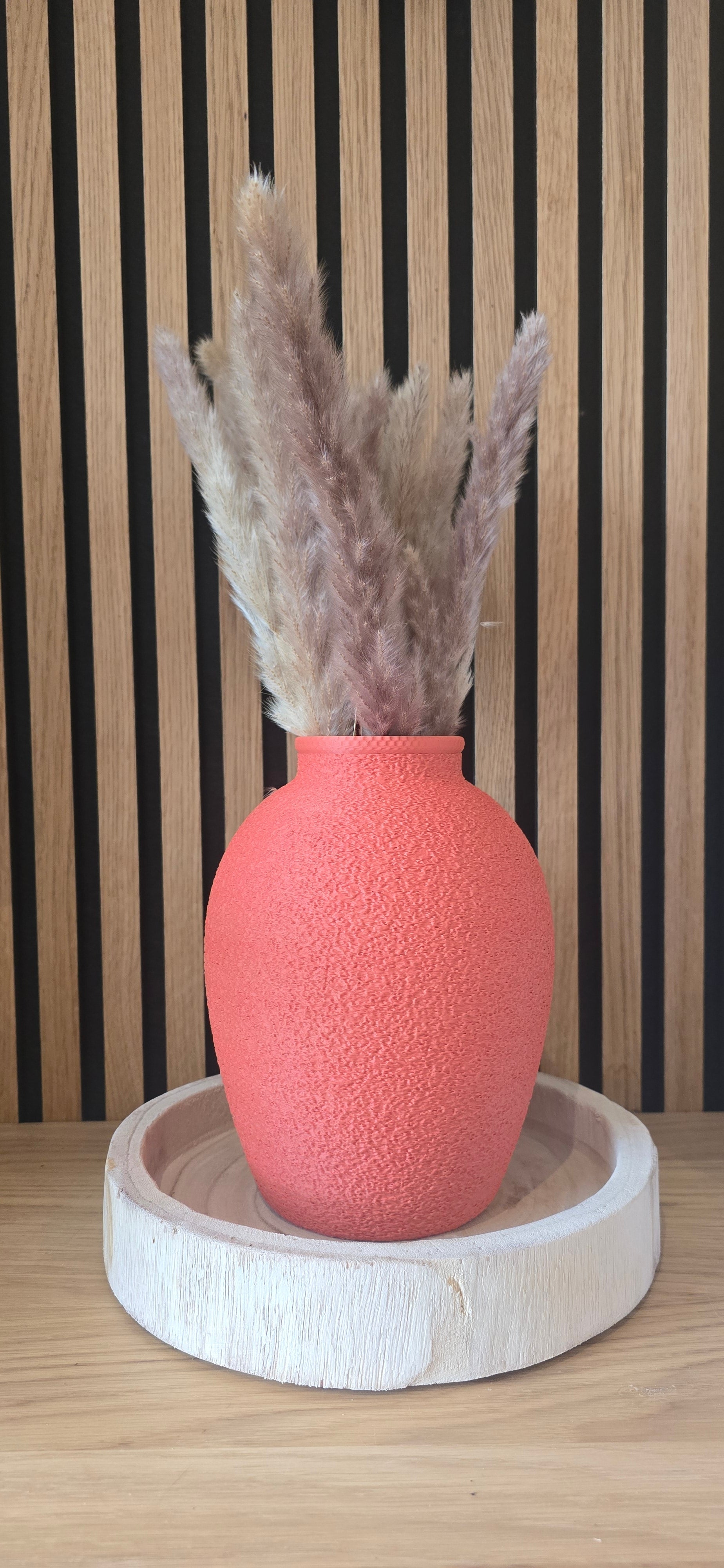 Detailfoto van de ruwe textuurafwerking van de terracotta vaas