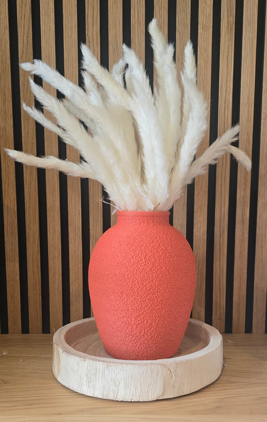 Terracotta 3D-geprinte vaas met pampagras op houten schaal