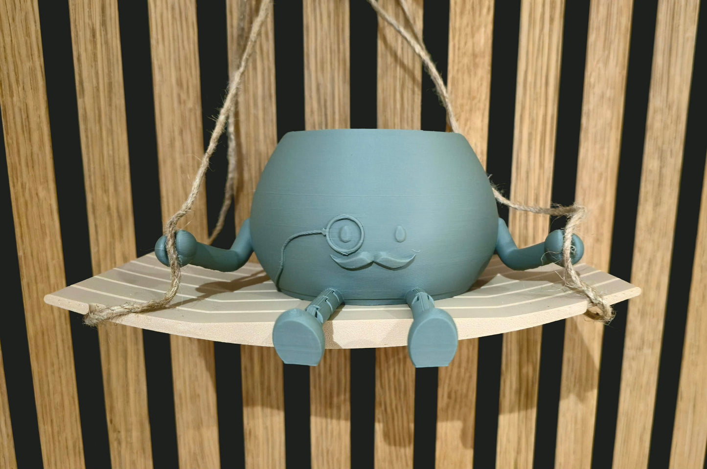 Mr. Monokel op Schommel