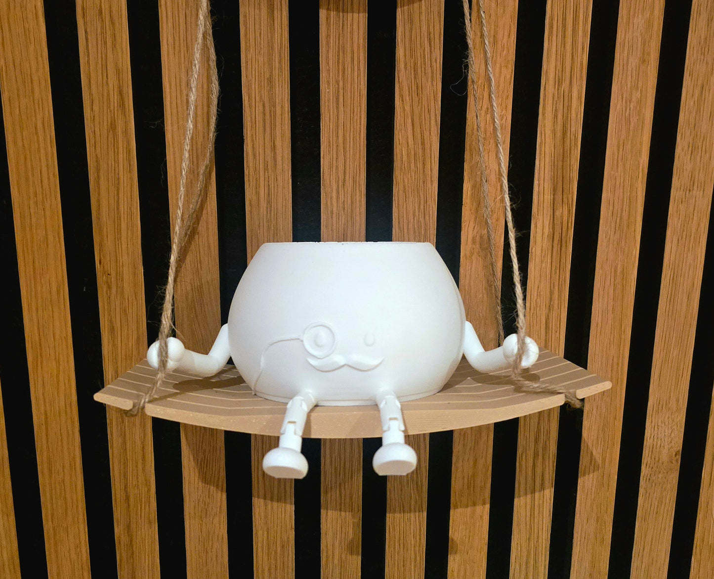 Mr. Monokel op Schommel