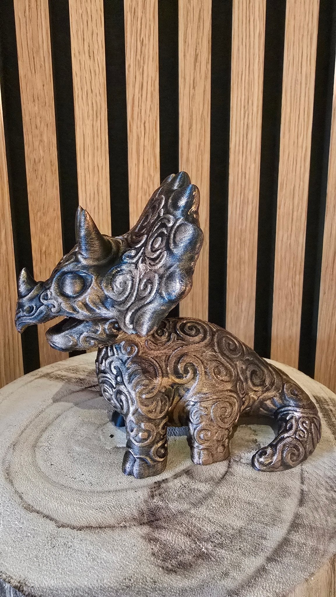 Triceratops beeldje – Mystiek dinosaurus decoratiestuk in bronslook (12 cm) - Het Oekedoeleke