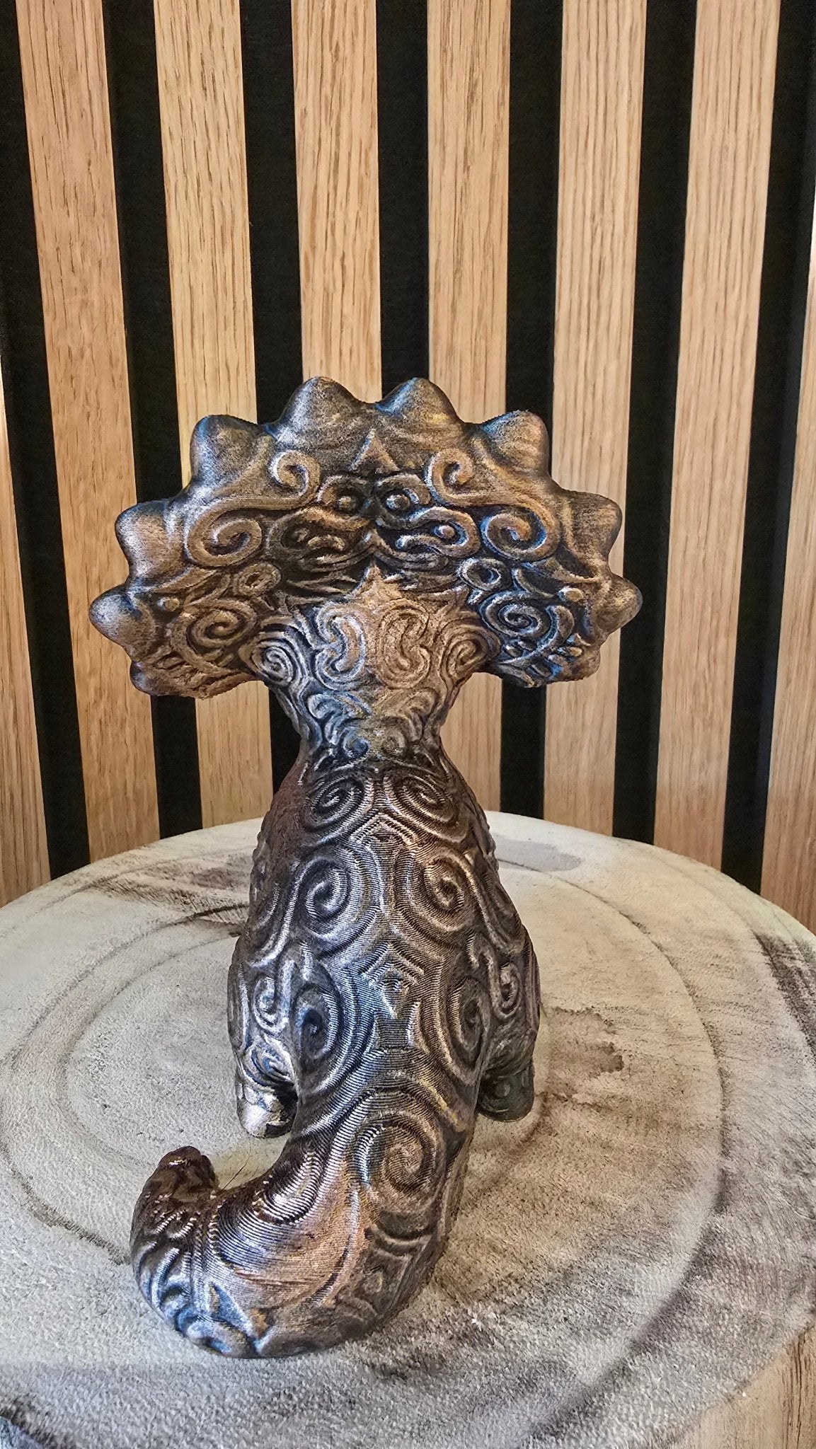 Triceratops beeldje – Mystiek dinosaurus decoratiestuk in bronslook (12 cm) - Het Oekedoeleke