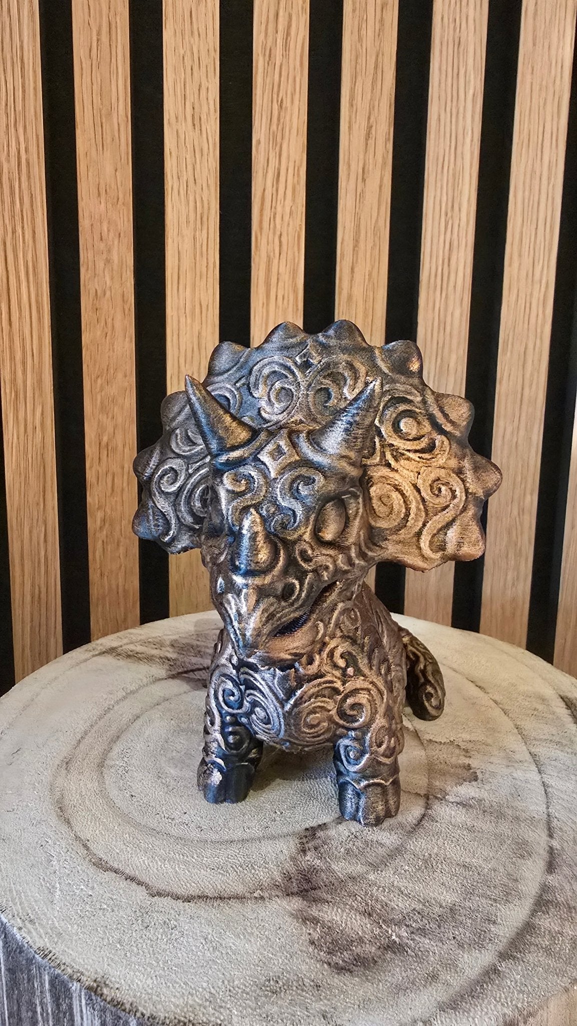 Triceratops beeldje – Mystiek dinosaurus decoratiestuk in bronslook (12 cm) - Het Oekedoeleke